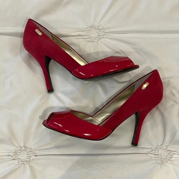 Beautiful GUESS pump - Picture 2 of 4